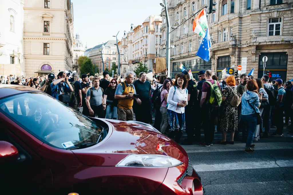 Hadházy Ákos, HadházyÁkos, tüntetés, hídfoglalás, Ferenciek tere, 2025.04.22.