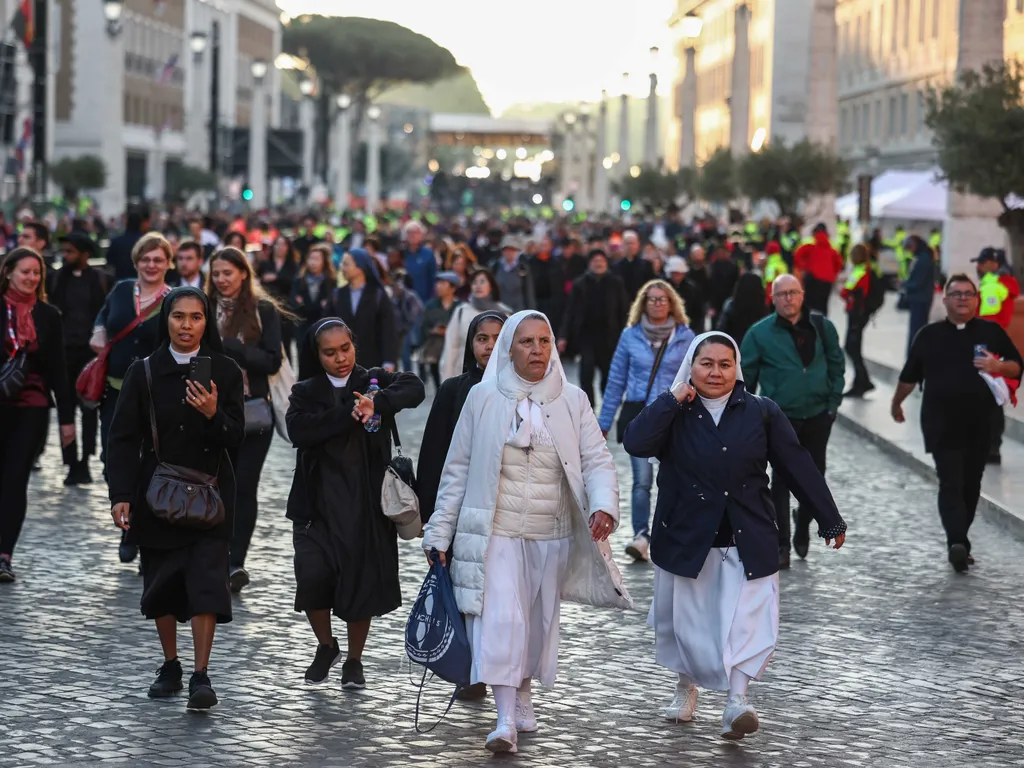 Ferenc pápa, temetés, Ferencpápa, Ferencpápatemetése, Ferenc pápa halála, Ferencpápahalála,  római katolikus egyházfő temetése, Róma, 2025.04.26., 
 Nuns walk on Via della Conciliazione street ahead of late Pope Francis' funeral near the Vatican, in Rome 