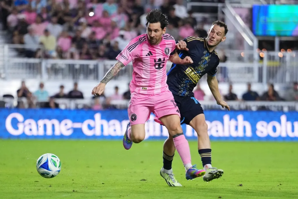 FORT LAUDERDALE, FLORIDA - MARCH 29: Lionel Messi #10 of Inter Miami CF controls the ball against Dániel Gazdag #10 of Philadelphia Union during the second half at Chase Stadium on March 29, 2025 in Fort Lauderdale, Florida.   Rich Storry/Getty Images/AFP (Photo by Rich Storry / GETTY IMAGES NORTH AMERICA / Getty Images via AFP)