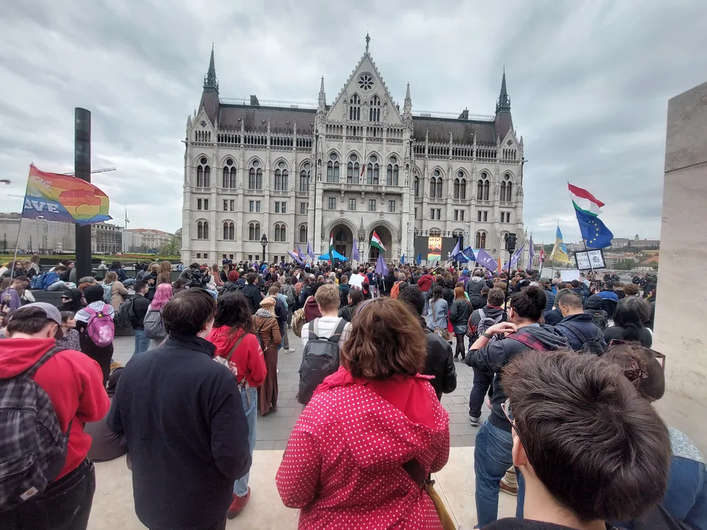 Tüntetés, Budapest, 2025. április 14., Parlament, Kossuth tér, Alaptörvény 15., Alaptörvény-módosítáas, Momentum tiltakozás