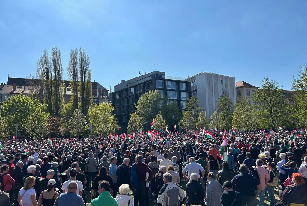 Tüntetést Kollár Kinga botrányos kijelentése miatt, KollárKinga, Millenáris, Civil Összefogás Fórum (CÖF), CivilÖsszefogásFórum, 2025.04.12.