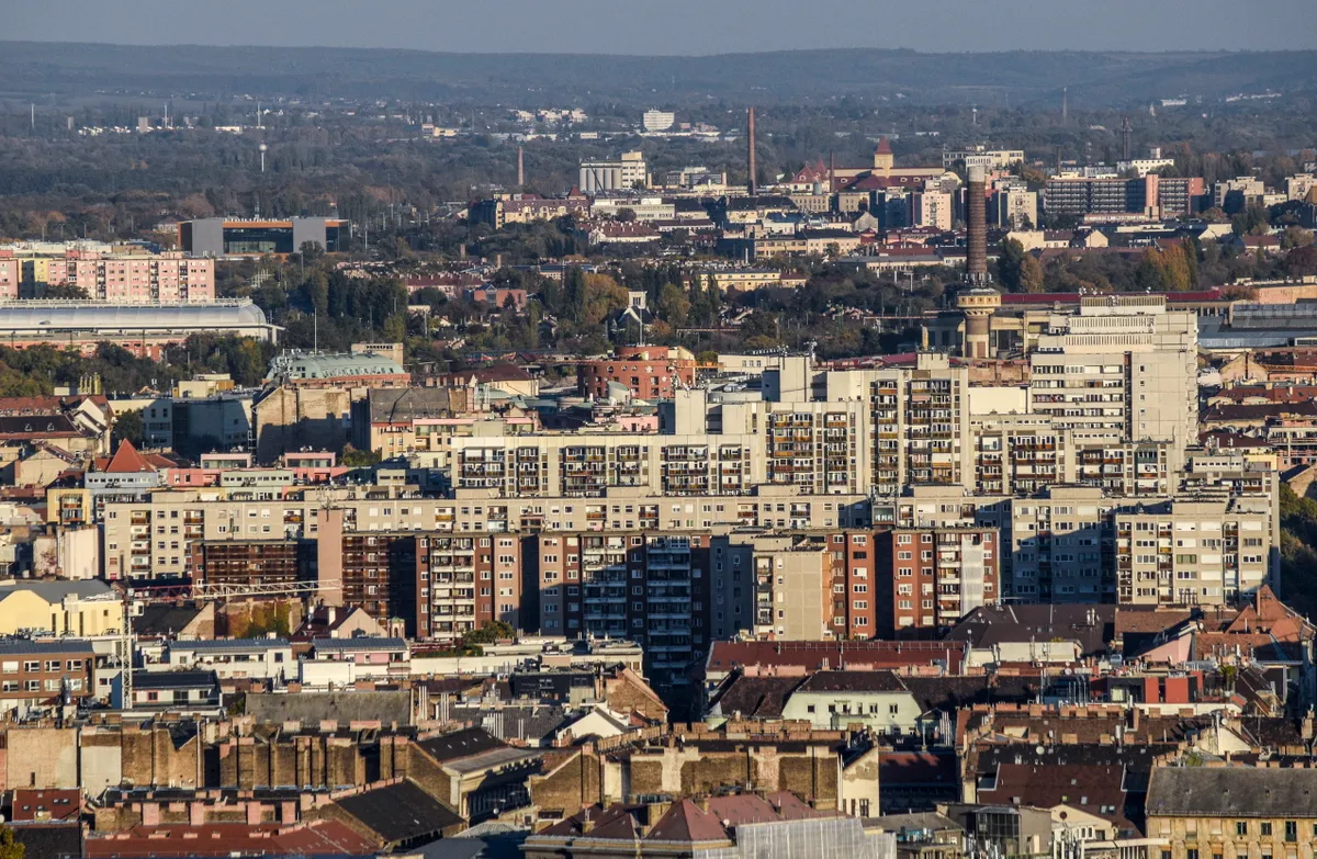 Józsefváros, Budapest, 2021. október 25.A fõváros látképe a Gellért-hegyrõl. A belsõ Józsefvárosi lakótelep 1970-80-as években épült panelházai.MTVA/Bizományosi: Róka László ***************************Kedves Felhasználó!Ez a fotó nem a Duna Médiaszolgáltató Zrt./MTI által készített és kiadott fényképfelvétel, így harmadik személy által támasztott bárminemû különösen szerzõi jogi, szomszédos jogi és személyiségi jogi igényért a fotó szerzõje/jogutódja közvetlenül maga áll helyt, az MTVA felelõssége e körben kizárt.