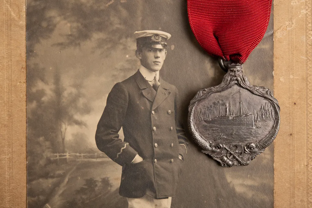 BNPS.co.uk (01202 558833)
Pic: ZacharyCulpin/BNPS

Pictured: The sale includes the silver decorations awarded to the unsung hero of the disaster; Henry Cottam (PICTURED WITH MEDAL), the British wireless operator on the RMS Carpathia.

Gold, silver and bro