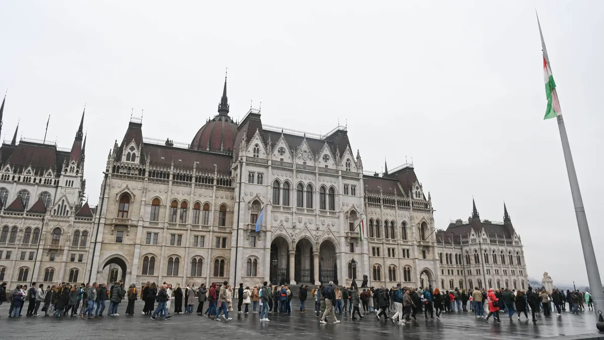„Csak két biológiai nem van: férfi és nő” – hamarosan vitáznak a Parlamentben az Alaptörvény módosításáról
