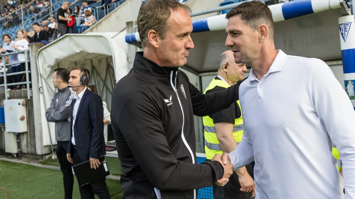 Zalaegerszeg, 2025. április 27.
Mihalecz István, a Zalaegerszeg (b) és Gera Zoltán, Kecskemét vezetőedzője a labdarúgó OTP Bank Liga 29. fordulójában játszott Zalaegerszegi TE FC – Kecskeméti TE mérkőzésen a zalaegerszegi ZTE Arénában 2025. április 27-én.
MTI/Katona Tibor