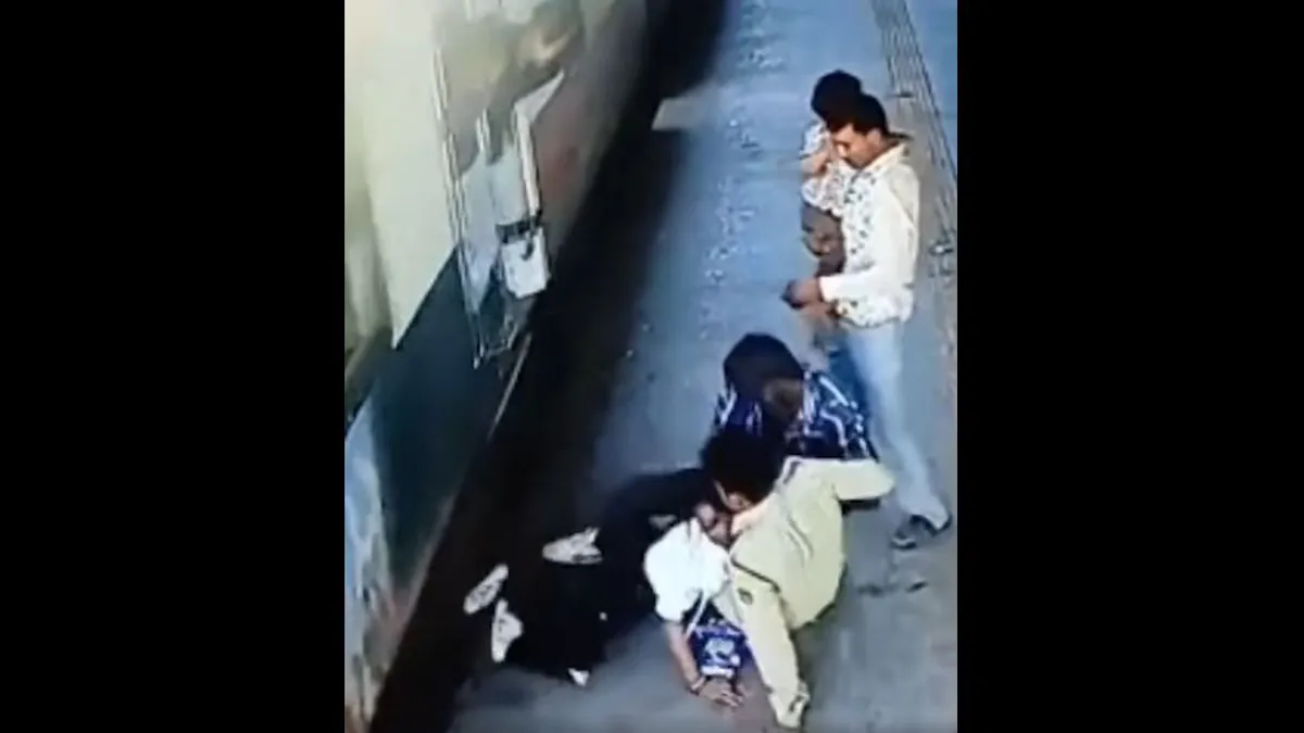A mozgó vonat alá esett egy tinédzser Indiában, egy hős férfi mentette meg – videó