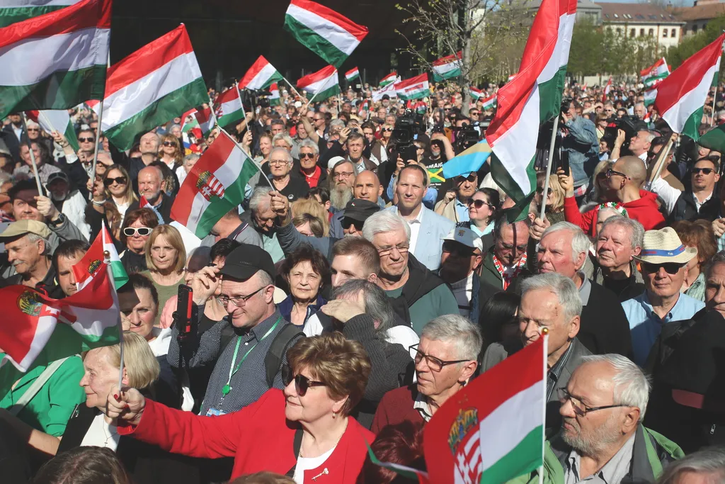 Tüntetést Kollár Kinga botrányos kijelentése miatt, KollárKinga, Millenáris, Civil Összefogás Fórum (CÖF), CivilÖsszefogásFórum, 2025.04.12.