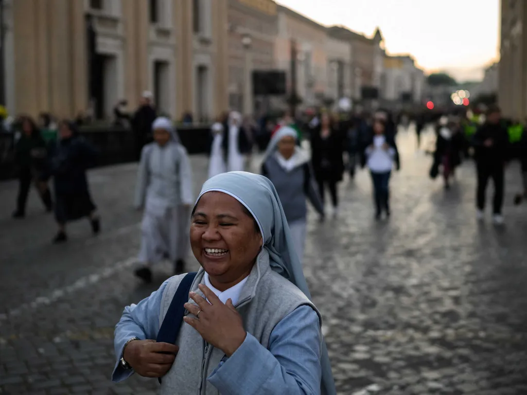 Ferenc pápa, temetés, Ferencpápa, Ferencpápatemetése, Ferenc pápa halála, Ferencpápahalála,  római katolikus egyházfő temetése, Róma, 2025.04.26.,  A nun reacts as she arrives near the Vatican ahead of late Pope Francis' funeral, in Rome on April 26, 2025