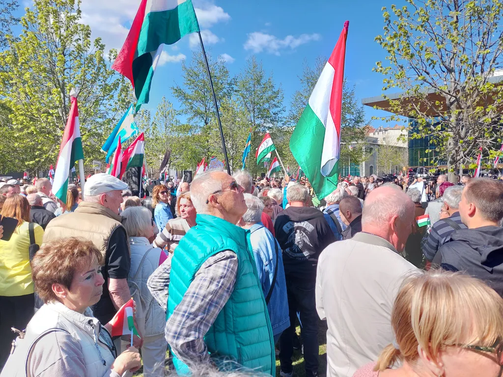 Tüntetést Kollár Kinga botrányos kijelentése miatt, KollárKinga, Millenáris, Civil Összefogás Fórum (CÖF), CivilÖsszefogásFórum, 2025.04.12.