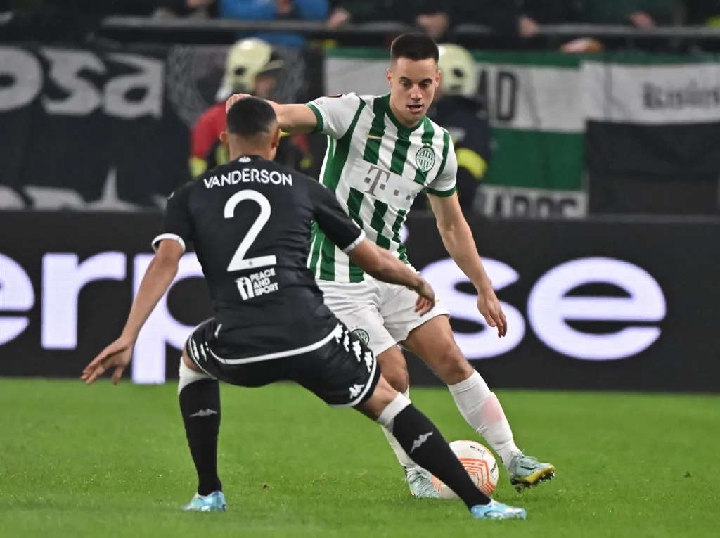 Monaco's Brazilian defender Vanderson De Oliveira Campos (front) and Ferencvaros' Hungarian defender Lorand Paszka vie for the ball during the UEFA Europa League Group H football match between Ferencvaros TC and AS Monaco FC in Budapest, on October 27, 2022. (Photo by Attila KISBENEDEK / AFP)