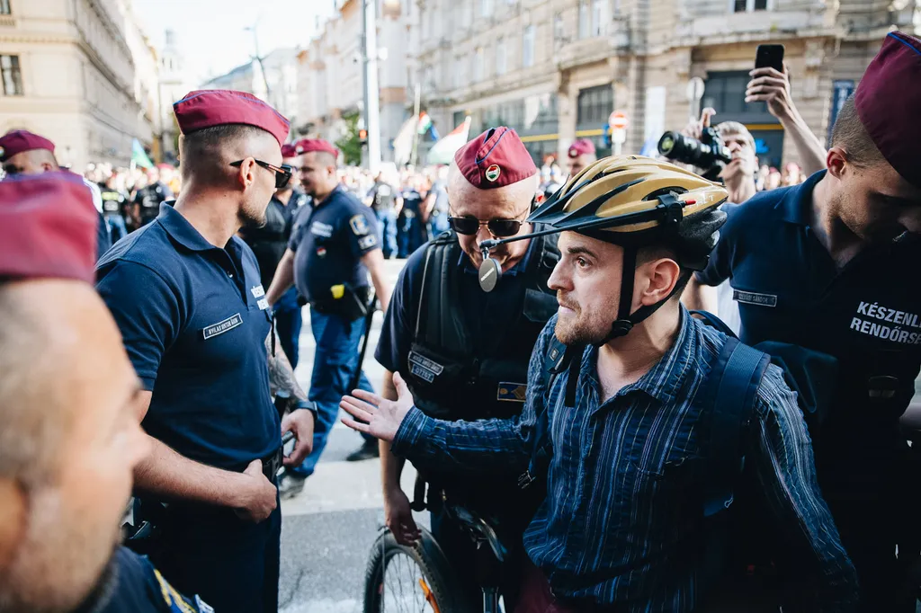 Hadházy Ákos, HadházyÁkos, tüntetés, hídfoglalás, Ferenciek tere, 2025.04.22.
