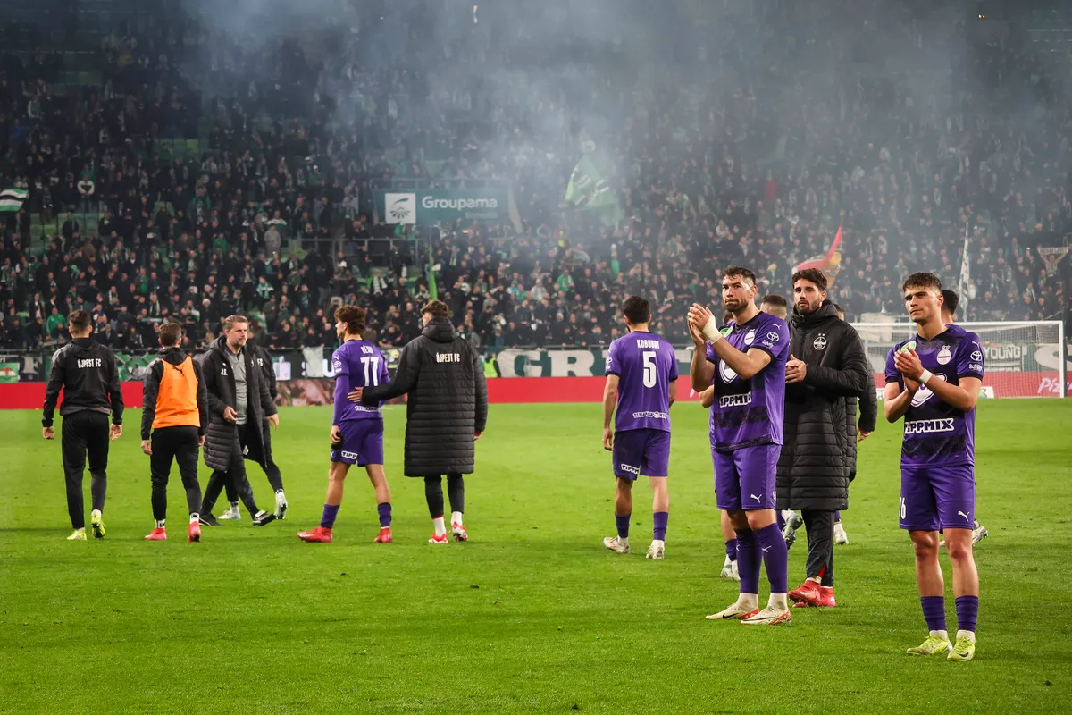 Budapest, 2025. április 2.
Az Újpest játékosai a labdarúgó MOL Magyar Kupa negyeddöntőjében játszott Ferencvárosi TC - Újpest FC mérkőzés végén a Groupama Arénában 2025. április 2-án. A Ferencváros 3-1-re győzött.
MTI/Hegedüs Róbert