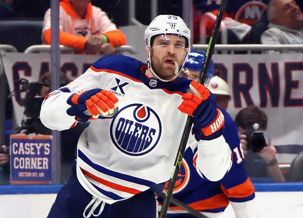 ELMONT, NEW YORK - MARCH 14: Leon Draisaitl #29 of the Edmonton Oilers celebrates his game-winning goal in overtime against the New York Islanders at UBS Arena on March 14, 2025 in Elmont, New York. The Oilers defeated the Islanders 2-1 in overtime.   Bruce Bennett/Getty Images/AFP (Photo by BRUCE BENNETT / GETTY IMAGES NORTH AMERICA / Getty Images via AFP)