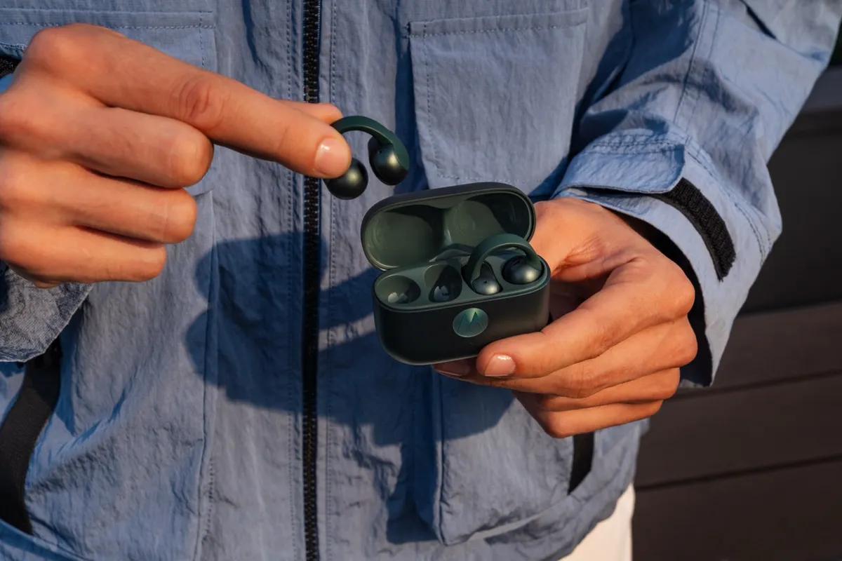 Motorola viselhető Moto Watch Fit okosóra és a Moto Buds Loop fülhallgató
