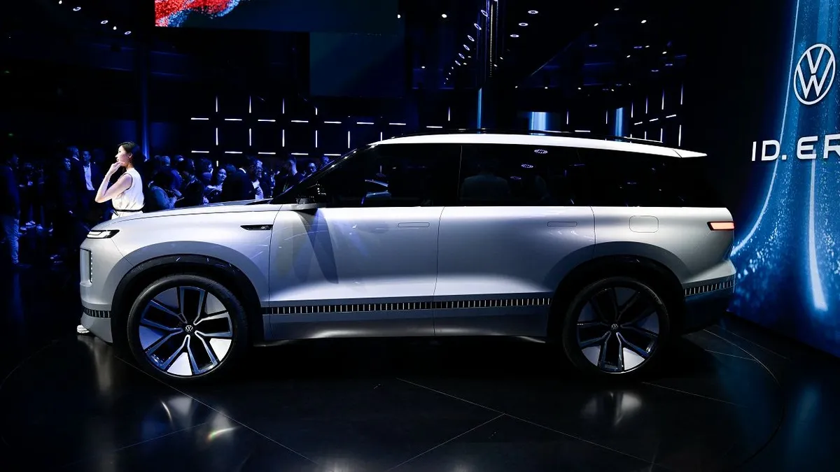 Az új Volkswagen ID.Era városi terepjáró (SUV) a Sanghaji Autókiállítás nyitása előtti napon rendezett bemutatón Sanghajban, 2025. április 22-én. A világ legnagyobb autókiállítása április 23-án nyitott meg. (Fotó: Zsao Wang/AFP)