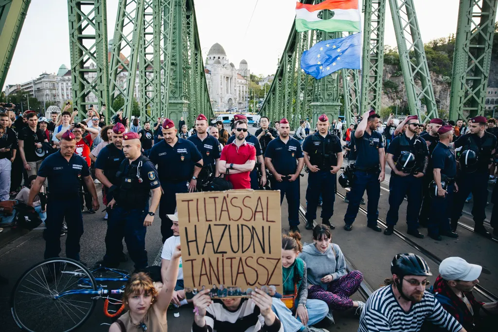 Hadházy Ákos, HadházyÁkos, tüntetés, hídfoglalás, Szabadság híd, 2025.04.22.