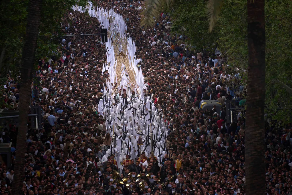 Sevilla, Virágvasárnap, Nagyhét, húsvét, Spanyolország, körmenet, vezeklés, 2025.04.15.,     Sevilla, 2025. április 14.
Csuklyás vezeklők körmenete a dél-spanyolországi Sevillában 2025. április 14-én, a húsvétot megelőző nagyhéten.
MTI/AP/Emilio Morenatti