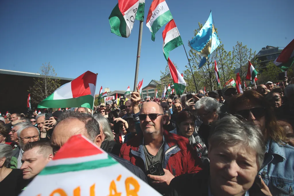 Tüntetést Kollár Kinga botrányos kijelentése miatt, KollárKinga, Millenáris, Civil Összefogás Fórum (CÖF), CivilÖsszefogásFórum, 2025.04.12.