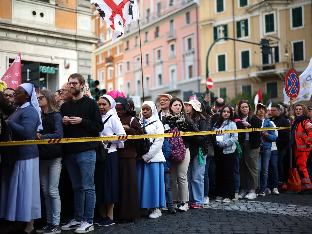 Ferenc pápa, temetés, Ferencpápa, Ferencpápatemetése, Ferenc pápa halála, Ferencpápahalála,  római katolikus egyházfő temetése, Róma, 2025.04.26., 
 People crowd on a street in Rome ahead of late Pope Francis' funeral on April 26, 2025. Pope Francis, cham