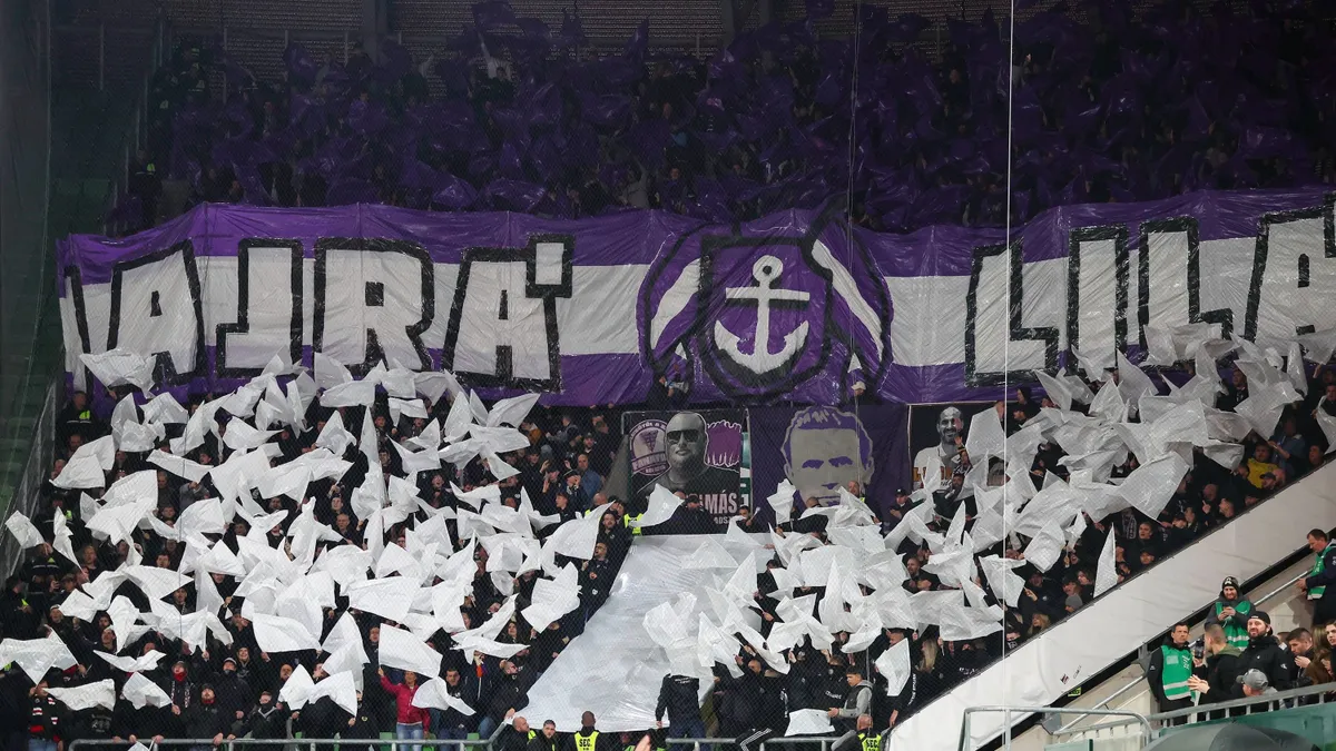 Budapest, 2025. április 2.
Újpesti szurkolók a labdarúgó MOL Magyar Kupa negyeddöntőjében játszott Ferencvárosi TC - Újpest FC mérkőzésen a Groupama Arénában 2025. április 2-án.
MTI/Hegedüs Róbert