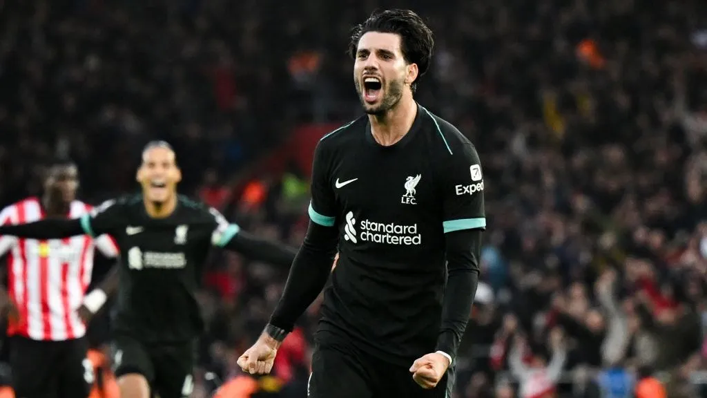 Liverpool's Hungarian midfielder #08 Dominik Szoboszlai (R) celebrates after scoring his team first goal during the English Premier League football match between Southampton and Liverpool at St Mary's Stadium in Southampton, southern England on November 24, 2024. (Photo by JUSTIN TALLIS / AFP) / RESTRICTED TO EDITORIAL USE. No use with unauthorized audio, video, data, fixture lists, club/league logos or 'live' services. Online in-match use limited to 120 images. An additional 40 images may be used in extra time. No video emulation. Social media in-match use limited to 120 images. An additional 40 images may be used in extra time. No use in betting publications, games or single club/league/player publications. / 