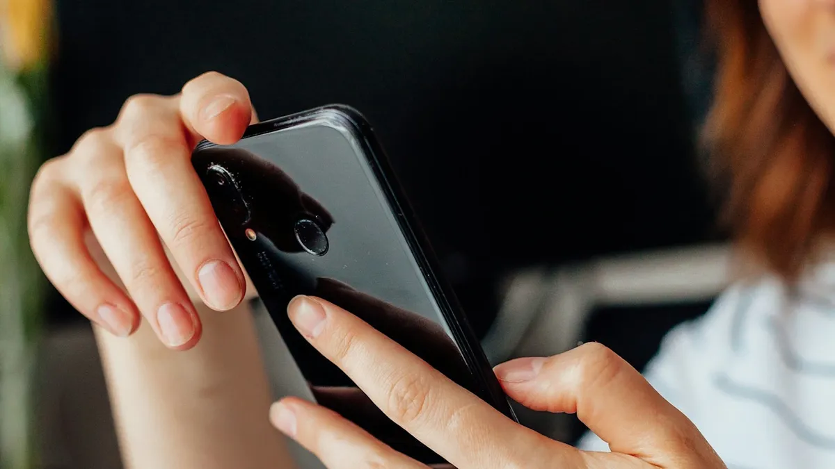 Mobiltelefonokkal kapcsolatban indít razziát a fogyasztóvédelem