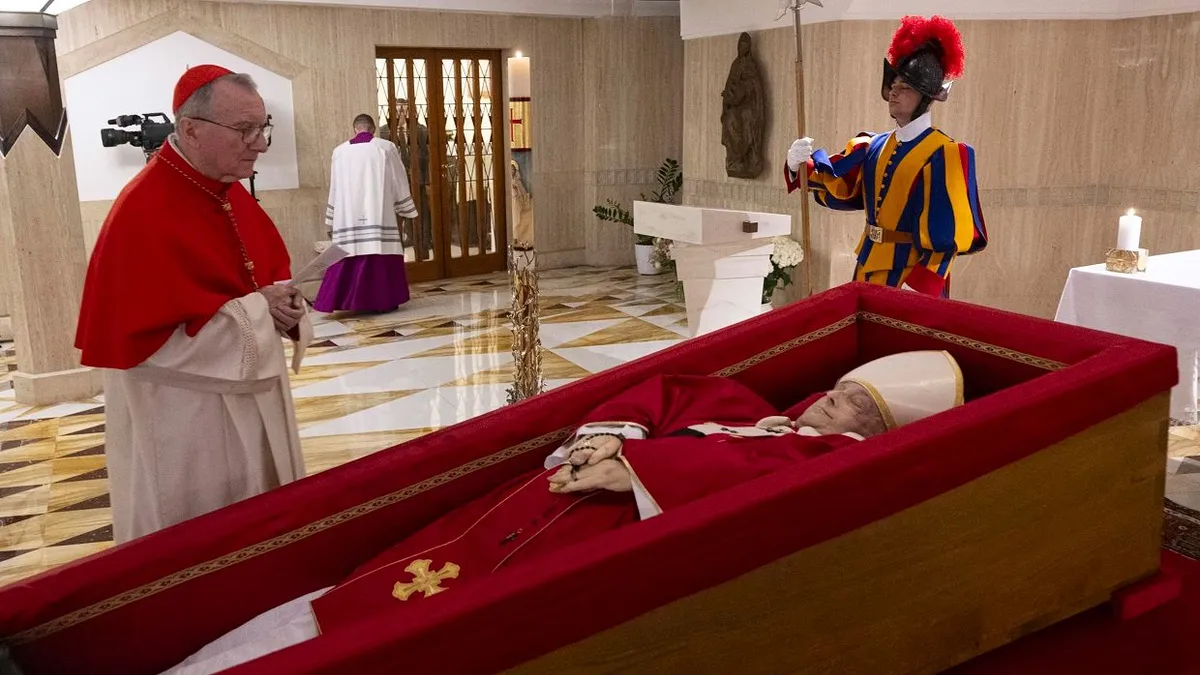 A Vatikáni Média által 2025. április 22-én közzétett képen Ferenc pápa fekszik nyitott koporsójában a Vatikánban. (Fotó: Vatican Media/handout/AFP)