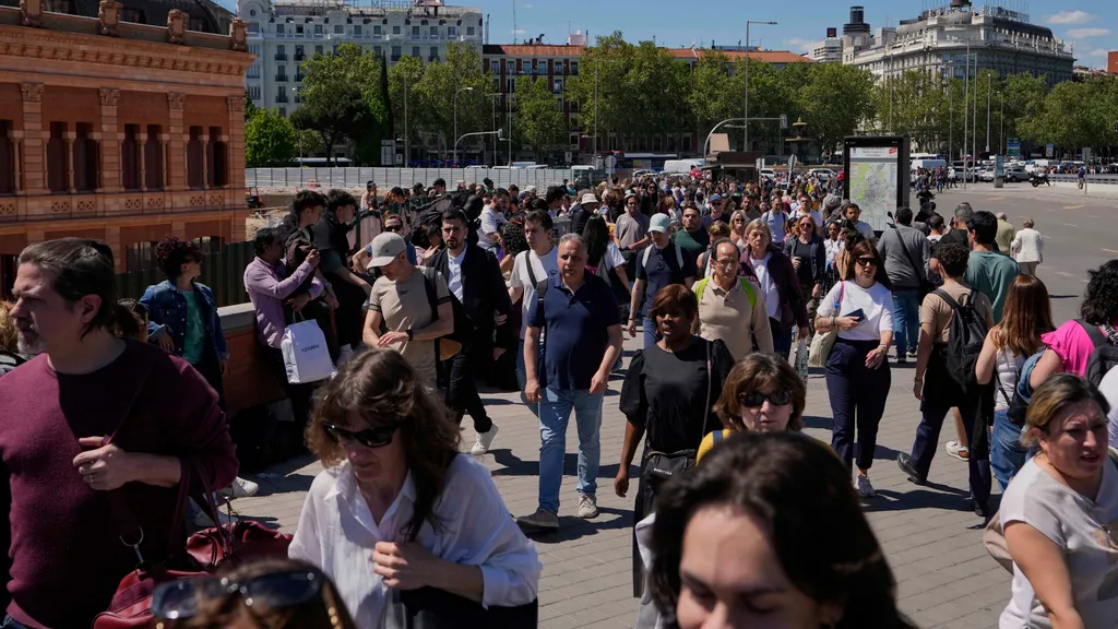 áramszünet, áramkimaradás, áram, Portugália, Spanyolország, elektromos áram,  2025.04.28.,  Madrid, 2025. április 28.
A madridi Atocha pályaudvar előtt emberek 2025. április 28-án, amikor országos szintű áramszünet van Spanyolországban és a szomszédos Por