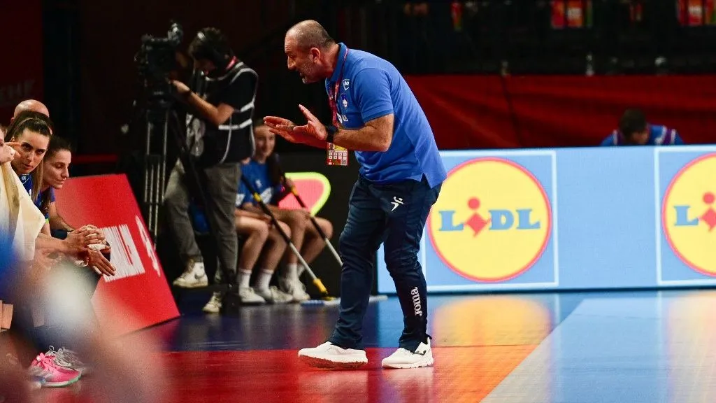 Bajnokok Ligája-győztes, VIENNA, AUSTRIA - DECEMBER 9: Head coach Dragan Adzic of Slovenia gestures during the Womens EHF EURO 2024 main round match between Denmark and Slovenia at Wiener Stadthalle on December 9, 2024 in Vienna, Austria.241209_SEPA_38_076 - 20241209_PD7003 (Photo by Andrea Kareth / APA-PictureDesk / APA-PictureDesk via AFP)