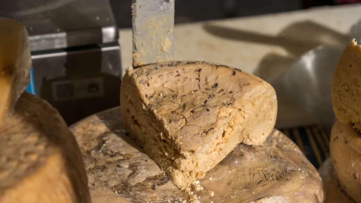 Casu Marzu, sajt