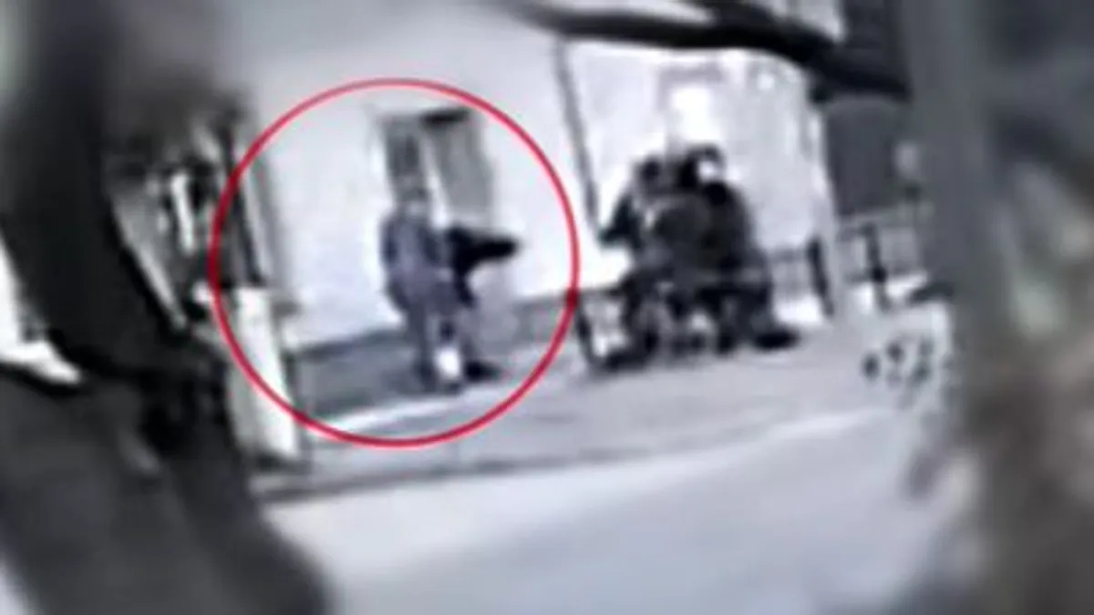 Sniccerrel támadt ismerősére egy férfi Budaörsön – megrázó videó