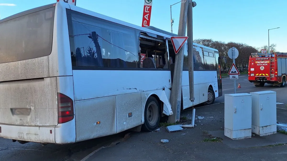 Gyerek lopott el egy buszt, és okozott vele balesetet Szolnokon