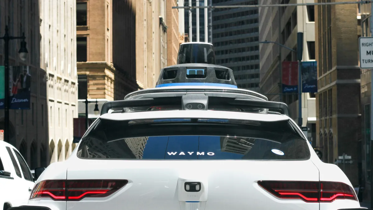 Önvezető taxi lopta el egy utas drága sportfelszerelését