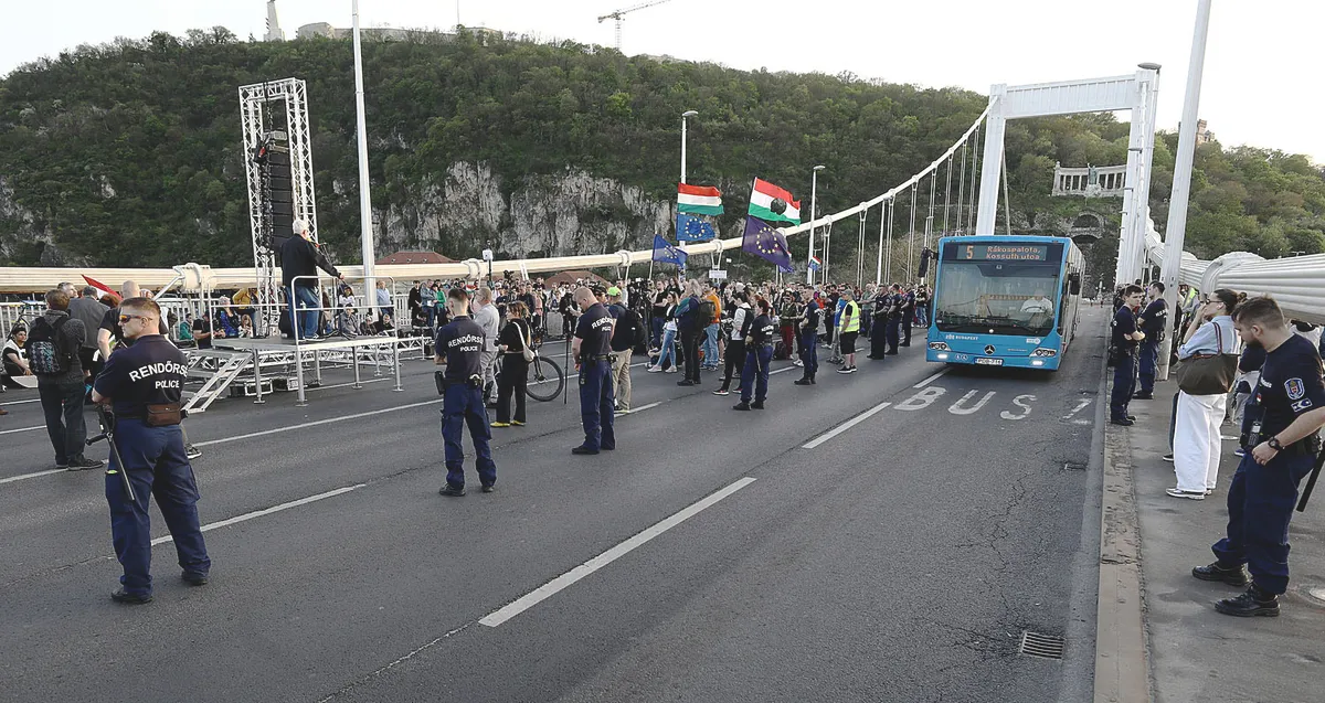 Pride-tüntetés, Hadházy Ákos, forgalmi dugó, Pride-tüntetésHadházyÁkos, forgalmi dugó, 2025.04.16.
