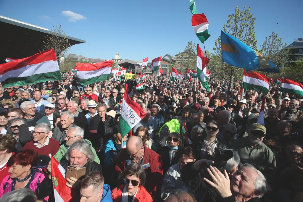 Tüntetést Kollár Kinga botrányos kijelentése miatt, KollárKinga, Millenáris, Civil Összefogás Fórum (CÖF), CivilÖsszefogásFórum, 2025.04.12.