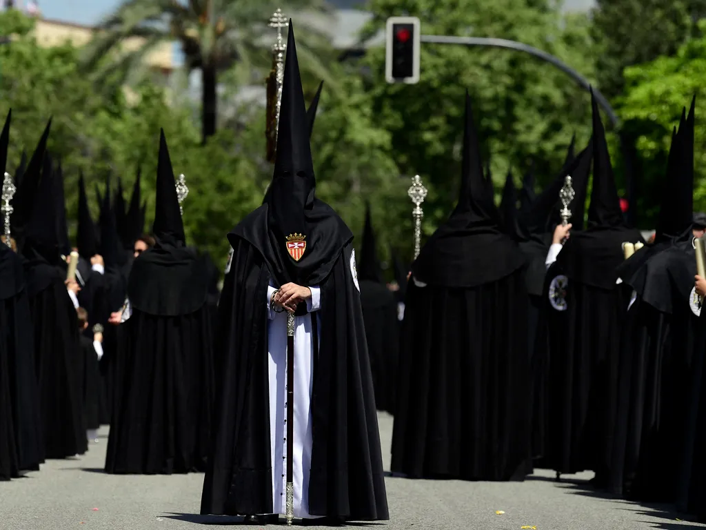 Sevilla, Virágvasárnap, Nagyhét, húsvét, Spanyolország, körmenet, vezeklés, 2025.04.15.,   