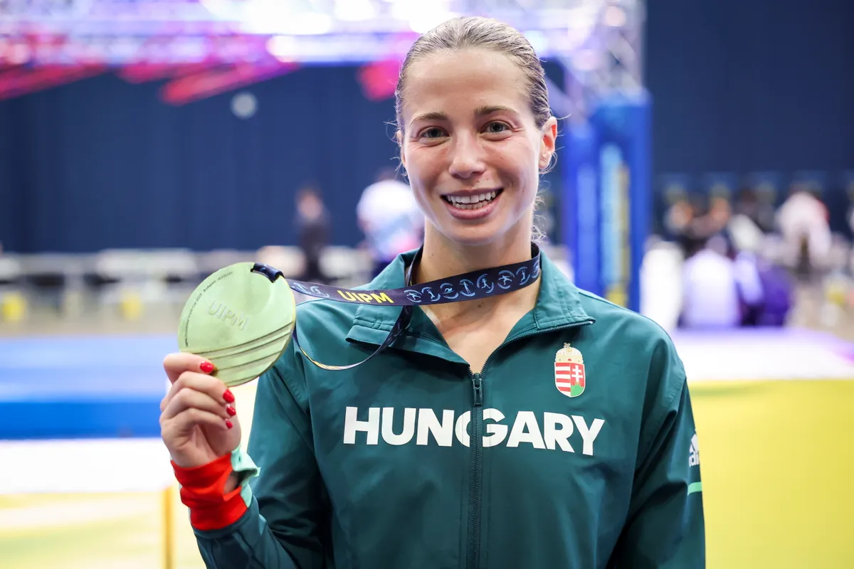 Budapest, 2025. április 26.
A győztes Gulyás Michelle az öttusázók budapesti világkupaviadalának eredményhírdetésén a BOK Csarnokban 2025. április 26-án.
MTI/Hegedüs Róbert