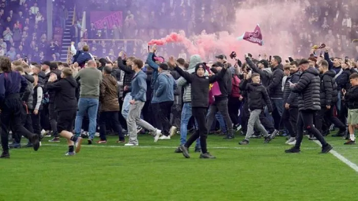 Káosz a pályán, botrányba fulladt a Premier League-be feljutó csapat ünneplése