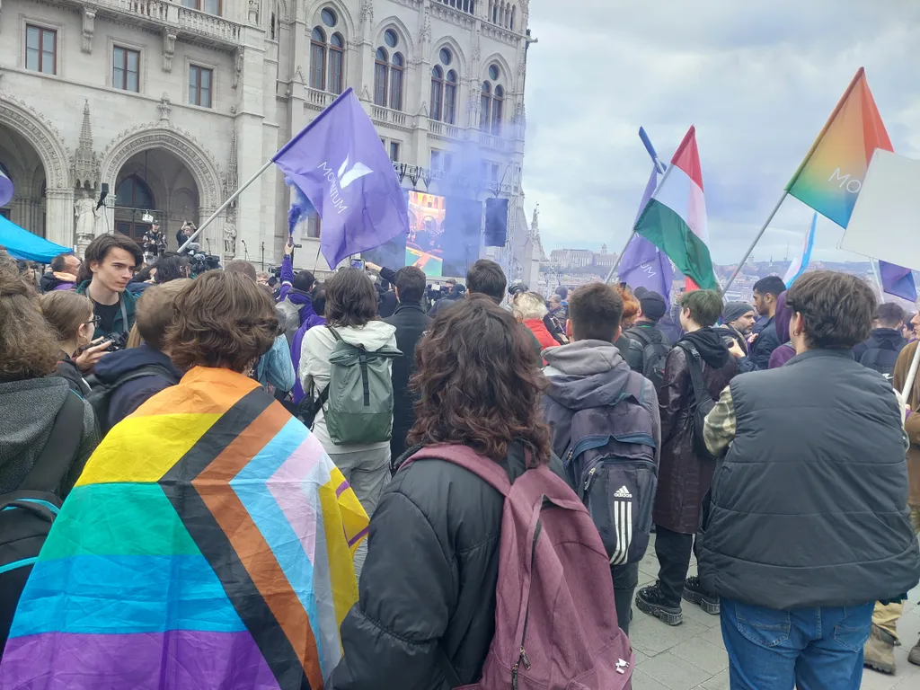Tüntetés, Budapest, 2025. április 14., Parlament, Kossuth tér, Alaptörvény 15., Alaptörvény-módosítáas, Momentum tiltakozás