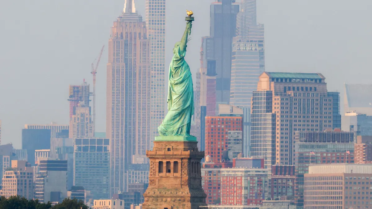 Lezuhant egy helikopter New Yorkban