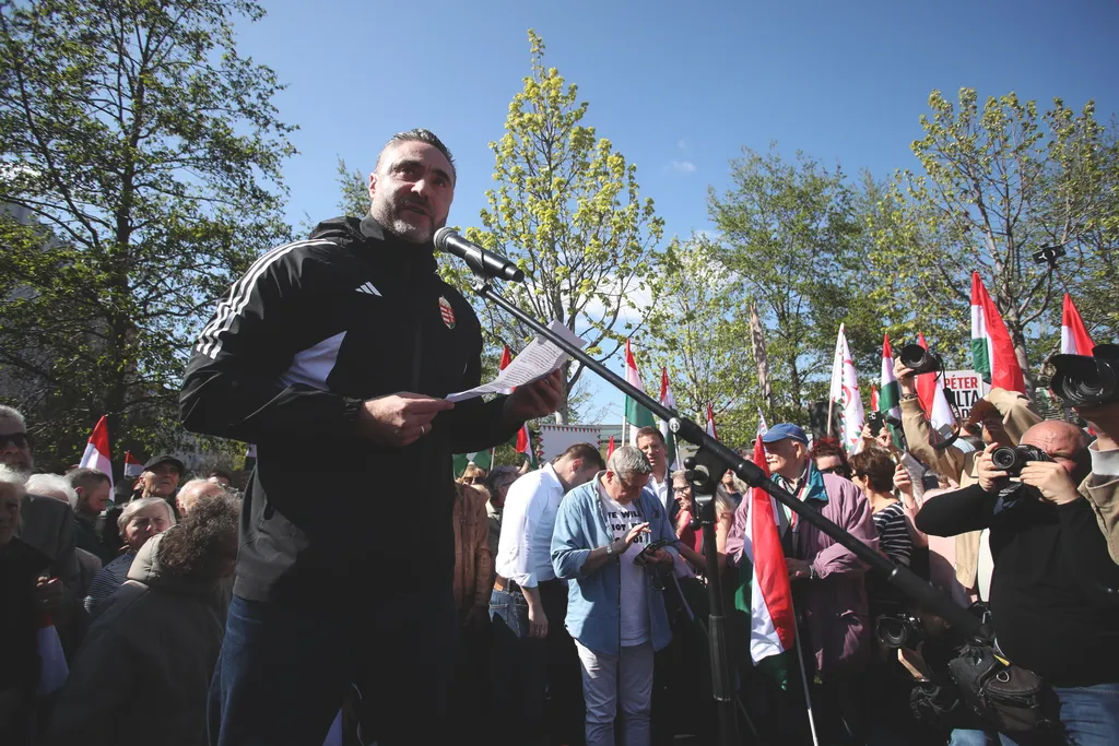 Tüntetést Kollár Kinga botrányos kijelentése miatt, KollárKinga, Millenáris, Civil Összefogás Fórum (CÖF), CivilÖsszefogásFórum, 2025.04.12.