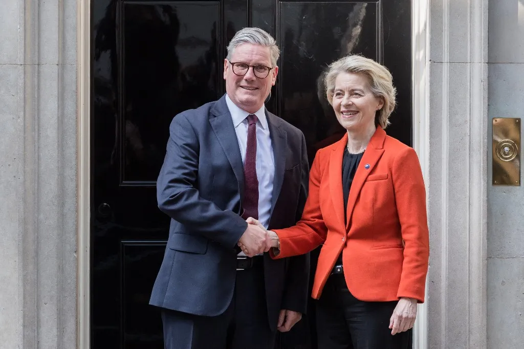 LONDON, UNITED KINGDOM  APRIL 24, 2025: British Prime Minister Keir Starmer welcomes President of the European Commission Ursula von der Leyen outside 10 Downing Street ahead of their bilateral meeting in London, United Kingdom on April 24, 2025. (Photo by WIktor Szymanowicz/NurPhoto) (Photo by WIktor Szymanowicz / NurPhoto / NurPhoto via AFP)