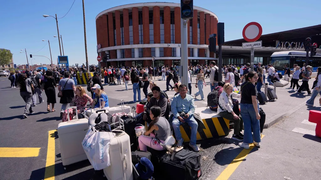 áramszünet, áramkimaradás, áram, Portugália, Spanyolország, elektromos áram,  2025.04.28.,  Madrid, 2025. április 28.
A madridi Atocha pályaudvar előtt utasok 2025. április 28-án, amikor országos szintű áramszünet van Spanyolországban és a szomszédos Port