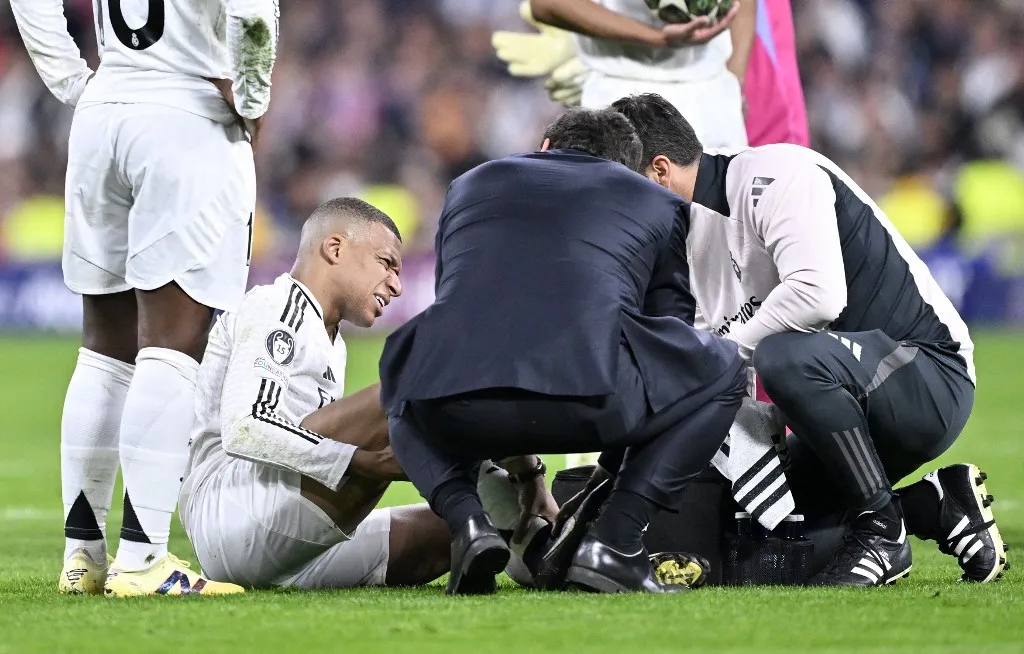 MADRID, SPAIN - APRIL 16: Kylian Mbappe (9) of Real Madrid gets injured during the UEFA Champions League quarter-final second-leg match between Real Madrid and Arsenal at Santiago Bernabeu Stadium in Madrid, Spain on April 16, 2025. Burak Akbulut / Anadolu (Photo by BURAK AKBULUT / ANADOLU / Anadolu via AFP)