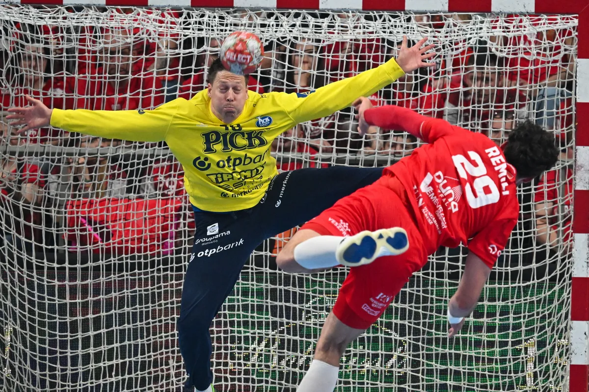 Veszprém, 2025. április 18.
Mikler Roland, a Szeged kapusa (b) és Nedim Remili, a Veszprém játékosa a férfi kézilabda NB I-ben játszott One Veszprém HC - OTP Bank-Pick Szeged mérkőzésen a Veszprém Arénában 2025. április 18-án.
MTI/Illyés Tibor