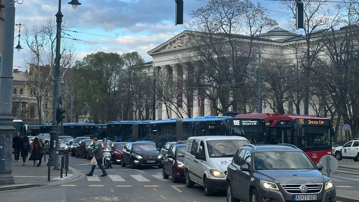 "Rohadjanak meg!" – Így bosszankodnak a hazafelé tartók a Pride-párti tüntetés miatt – Cikkünk frissül!