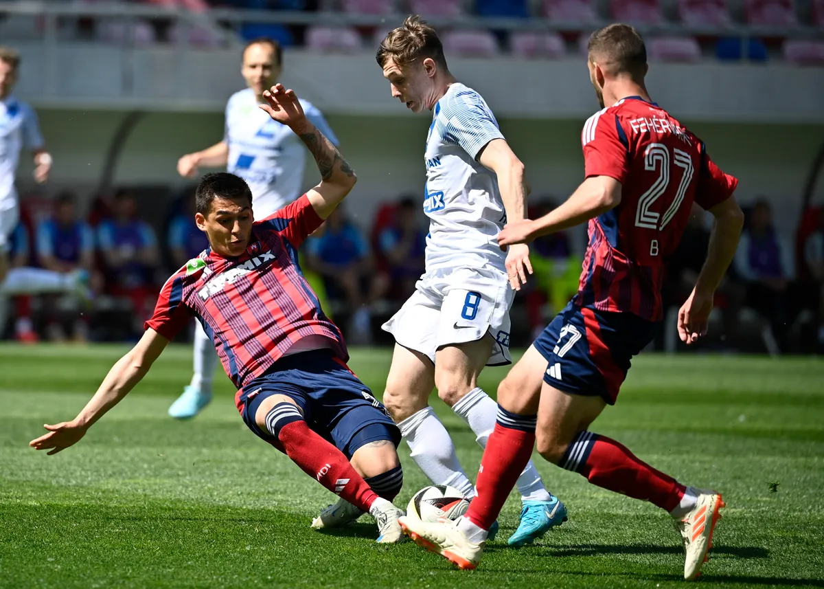 Székesfehérvár, 2025. április 20.
Szabó Bálint (b) és Bedi Bence (j), a Fehérvár FC, valamint Kosznovszky Márk, az MTK Budapest játékosa a labdarúgó OTP Bank Liga 28. fordulójában játszott Fehérvár FC - MTK Budapest mérkőzésen a székesfehérvári Sóstói Stadionban 2025. április 20-án.
MTI/Bodnár Boglárka