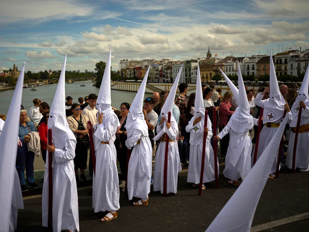 Sevilla, Virágvasárnap, Nagyhét, húsvét, Spanyolország, körmenet, vezeklés, 2025.04.15.,   Sevilla, 2025. április 14.
 2025. április 14-én, a húsvétot megelőző nagyhéten.
