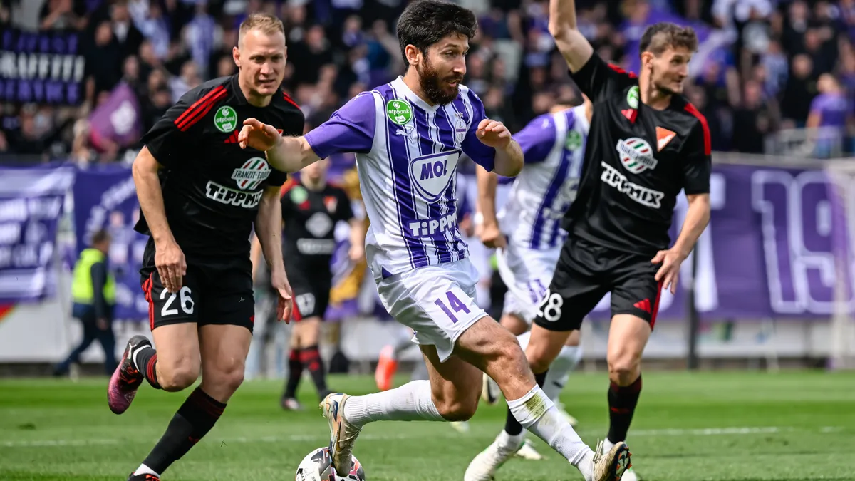 Budapest, 2025. április 13.
Giorgi Beridze az Újpest FC (k), valamint Lang Ádám (b) és Maximilian Hofmann (j), az Debrecen játékosai a labdarúgó OTP Bank Liga 27. fordulójában játszott Újpest FC - Debreceni VSC mérkőzésen a Szusza Ferenc Stadionban 2025. április 13-án.
MTI/Vasvári Tamás