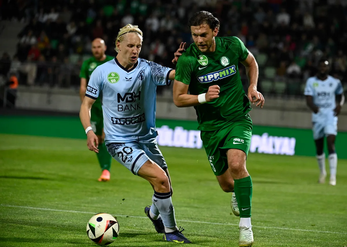 Paks, 2025. április 19.
Mikael Soisalo, a Puskás Akadémia FC (b) és Vécsei Bálint, a Paksi FC játékosa a labdarúgó OTP Bank Liga 28. fordulójában játszott Paksi FC - Puskás Akadémia FC mérkőzésen Pakson, a Fehérvári úti stadionban 2025. április 19-én.
MTI/Bodnár Boglárka